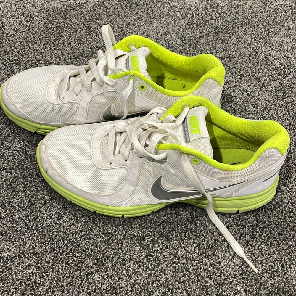 Nike air relentless cross trainer athletic shoe women’s size 8.5